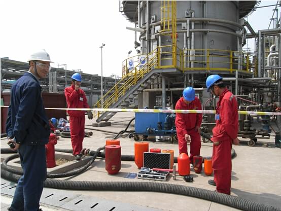 青潔能Pig清洗現場及設備（圖中年長者為個公司總工韓泰清高工）